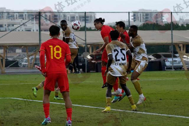 1704526464437052016.jpg 5-张玉宁接谢鹏飞角球头球冲顶攻入国足第二球.jpg